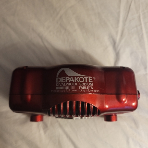 Two Vintage Transistor Radios - Picture 4 of 12